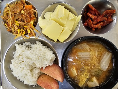 6.3:쌀밥,들깨배추된장국,돈육콩나물볶음,계란찜,무말랭이무침,사과