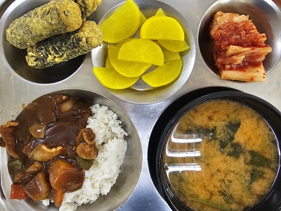 6.18:하이라이스,시금치된장국,김말이튀김,단무지,배추김치