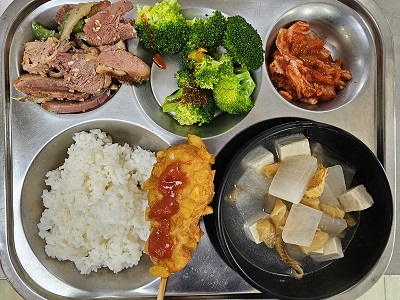 11.18:쌀밥,북어무국,훈제오리야채볶음,브로콜리&초장,배추김치,감자핫도그&케찹