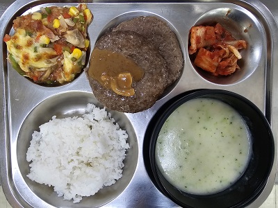 11.19:쌀밥,브로콜리크림스프,함박스테이크&소스,떠먹는고구마피자,배추김치