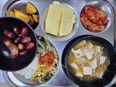 11.29:비빔밥&고추장소스,팽이된장국,계란찜,고구마맛탕,배추김치,포도