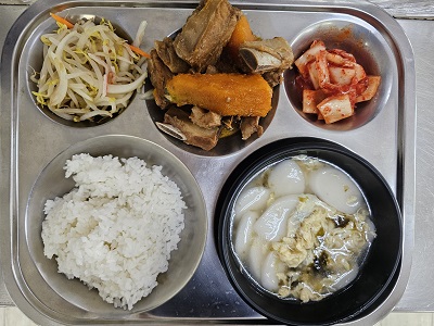 3.13:쌀밥,떡국,단호박돼지갈비찜,맛살숙주무침,배추김치