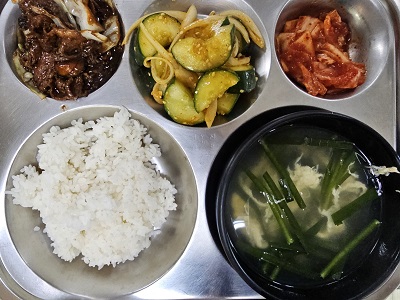 5.8:쌀밥,부추계란국,돈육짜장볶음,중국식오이무침,배추김치,방울토마토