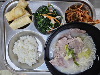 5.14:쌀밥,고기국수,스프링롤,시금치무침,배추겉절이