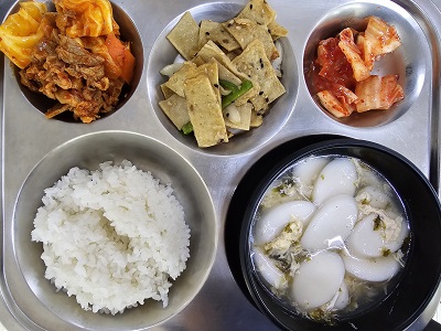 8.21:쌀밥,떡국,돈육양배추볶음,어묵피망볶음,배추김치
