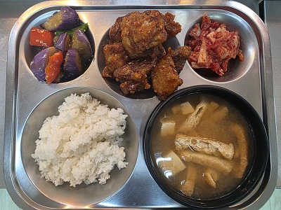 10.27:쌀밥,유부된장국,돈육강정,가지피망볶음,배추김치,쿠키