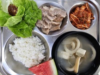 12.31:쌀밥,오징어콩나물국,보쌈,상추&쌈장,배추겉절이,수박