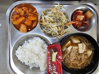 1.5:쌀밥,팽이된장국,닭도리탕,숙주볶음,배추김치,초코파이