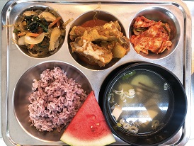 10.5:흑미밥,다시마감자국,치즈등갈비찜,잡채,배추김치,수박