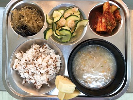 5.24:브라운쌀밥,닭죽,잡채,새우살호박볶음,배추김치,파인애플