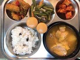 6.20:검은콩밥,감자탕,깐쇼생선,베이컨롱빈볶음,깍두기,마카롱