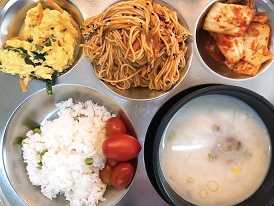 9.28:완두콩밥,설렁탕,야채비빔국수,시금치계란볶음,배추김치,방울토마토