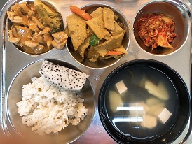 10.10:녹두밥,다시마감자국,로제치킨,어묵볶음,배추김치,용과