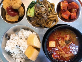 10.12:검은콩밥,돈육김치찌개,해물볶음우동,치킨너겟&케찹,깍두기,멜론