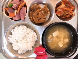 11.25:쌀밥,팽이된장국,훈제오리야채볶음,연근조림,배추김치,마카롱