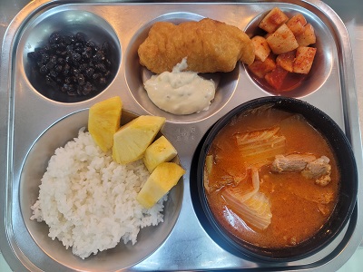 8.25:쌀밥,감자탕,생선까스&소스,콩자반,깍두기,파인애플