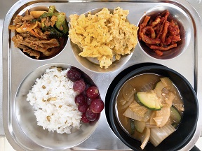9.18:브라운쌀밥,청국장찌개,오징어목살볶음,스크램블에그,배추김치,포도
