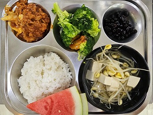 11.27:쌀밥,콩나물국,돈육양배추볶음,브로콜리&초장,콩자반,수박