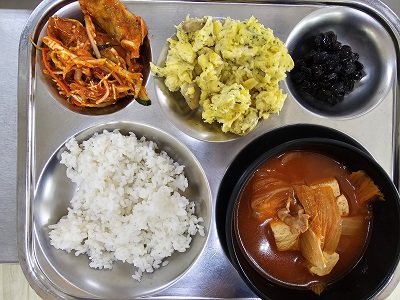 4.24:쌀밥,돈육김치찌개,비빔만두,스크램블에그,콩자반