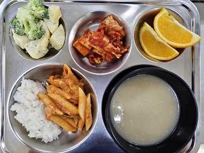 4.25:쌀밥,양송이스프,해물로제펜네파스타,감자브로콜리샐러드,배추김치,오렌지