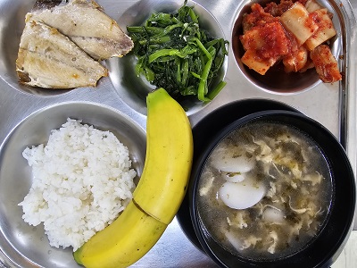 5.17:쌀밥,떡국,고등어구이,캉콩볶음,배추김치,바나나