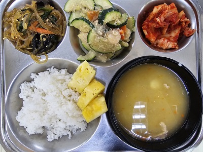 5.20:쌀밥,닭죽,잡채,새우살호박볶음,배추김치,파인애플